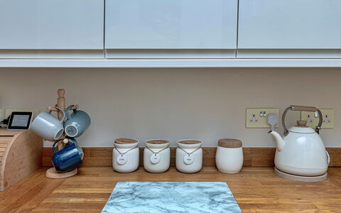 Bryn Derfel House: Küchengerät, Geschirr, Küche, Servierware, Countertop, Haushaltsgerät, Interior Design, Teekanne