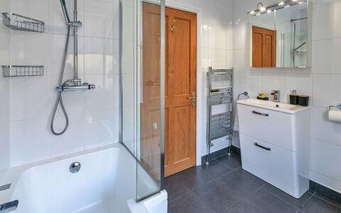 Bryn Derfel House: Armatur, Badezimmer, Flooring, Interior Design, Fussboden, Sinken, Zapfhahn, Installation, Spiegel, Dusche