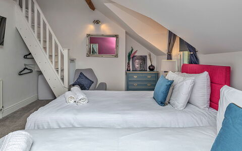 Bryn Derfel House: Schlafzimmer, Interior Design, Bett, Bedding, Möbel, Bettdecke, Textil, Zuhause, Zimmer, Linens