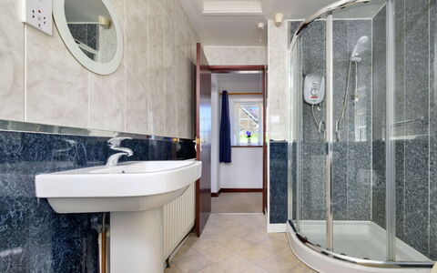 Penlon Cottage: Flooring, Armatur, Fussboden, Badezimmer, Interior Design, Decke, Bad Sink, Sinken, Installation, Zimmer