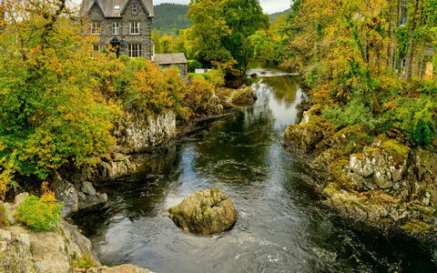 Bod Gwynedd: Gewässer, Natur, Wasserlauf, Natürliche Landschaft, Vegetation, Bank, Landschaft, Strom, Ländliches Gebiet