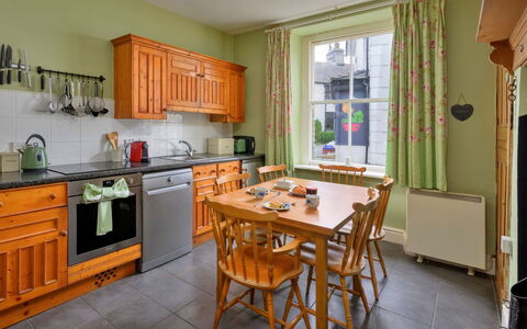 Bod Gwynedd: Möbel, Interior Design, Flooring, Holz, Küche, Fussboden, Tabelle, Zimmer, Küchengerät, Cabinetry