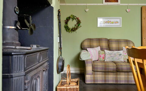 Bod Gwynedd: Möbel, Wand, Interior Design, Holz, Flooring, Fussboden, Beleuchtung, Zimmer, Wohnzimmer, Bilderrahmen