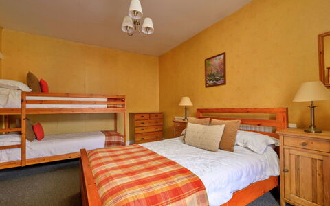 Bod Gwynedd: Möbel, Bett, Interior Design, Schlafzimmer, Bettdecke, Bedding, Flooring, Fussboden, Holz, Zimmer