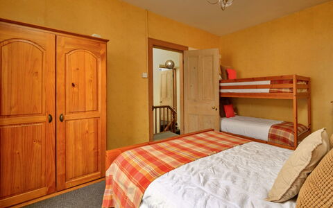 Bod Gwynedd: Möbel, Bett, Interior Design, Schlafzimmer, Flooring, Fussboden, Holz, Bettdecke, Zimmer, Bedding