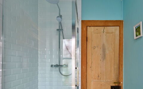 Bod Gwynedd: Blau, Wand, Badezimmer, Armatur, Interior Design, Flooring, Fussboden, Installation, Verbundwerkstoff, Glas