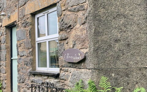 Pen-Y-Groes: Wand, \Fels, Steinwand, Backstein, Mauerwerk, Schiebefenster, Zimmerpflanze, Flagstone, Cobblestone