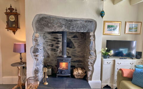 Pen-Y-Groes: Feuerstelle, Zuhause, Kamin, Natürliches Material, Kamin, Steinwand, Holzofen, Wohnzimmer, Zimmerpflanze, Hitze