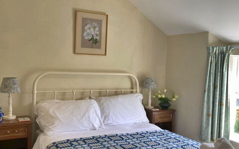 Pen-Y-Groes: Möbel, Bett, Schlafzimmer, Bedding, Wand, Bettdecke, Interior Design, Holz, Linens, Fussboden