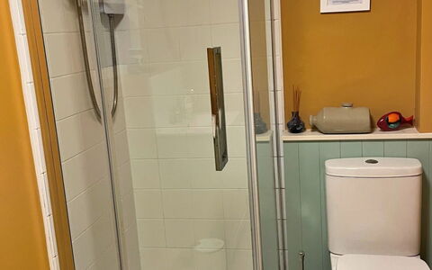 Pen-Y-Groes: Badezimmer, Armatur, Wand, Flooring, Fussboden, Toilette, Interior Design, Installation, Toilleten Sitz, Verbundwerkstoff