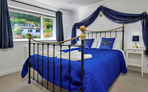 Dyffryn: Möbel, Interior Design, Schlafzimmer, Bett, Beleuchtung, Zuhause, Flooring, Bedding, Decke, Bettdecke