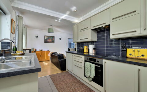 Dyffryn: Küche, Countertop, Küchengerät, Major Appliance, Interior Design, Flooring, Decke, Cabinetry, Fussboden, Möbel
