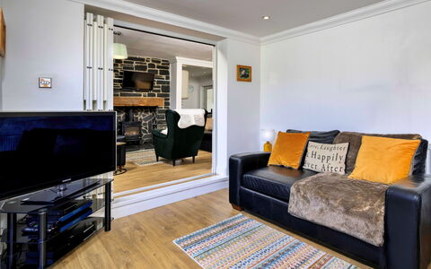 Dyffryn: Möbel, Interior Design, Flooring, Couch, Fussboden, Wand, Holz, Zimmer, Wohnzimmer, Decke