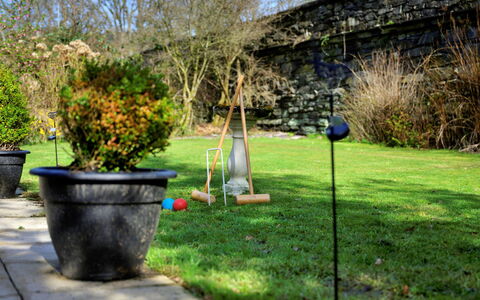Dyffryn: Grün, Strauch, Garten, Blumentopf, Rasen, Hinterhof, Landscaping, Garten, Zimmerpflanze
