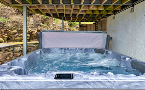 Goferydd: Badewanne, Schwimmbad, Verbundwerkstoff, Jacuzzi, Armatur, Natürliches Material, Water Feature, Hinterhof
