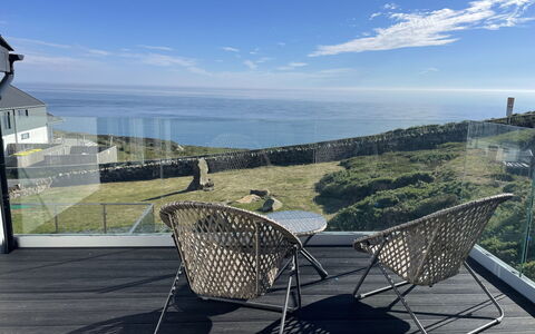 Goferydd: Möbel, Gartenmöbel, Stuhl, Meer, Balkon, Küste, Ozean, Schatten, Wicker, Daylighting