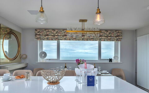 Goferydd: Interior Design, Light Fixture, Decke, Möbel, Beleuchtung, Leuchter, Zuhause, Zimmer, Flooring, Küche