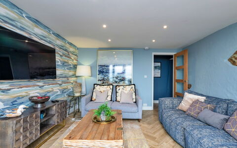 Goferydd: Möbel, Interior Design, Flooring, Couch, Fussboden, Holz, Decke, Zimmer, Wohnzimmer, Beleuchtung