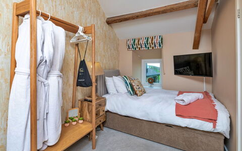 Goferydd: Interior Design, Möbel, Wand, Flooring, Holz, Schlafzimmer, Fussboden, Bett, Bettdecke, Bedding