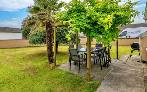Nant Y Mynydd: Blatt, Schatten, Garten, Rasen, Garten, Hinterhof, Landscaping, Eco Hotel, Zimmerpflanze, Hof
