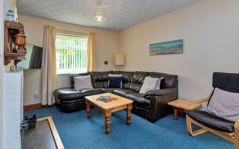 Nant Y Mynydd: Möbel, Interior Design, Couch, Flooring, Holz, Fussboden, Wohnzimmer, Zimmer, Decke, Zuhause