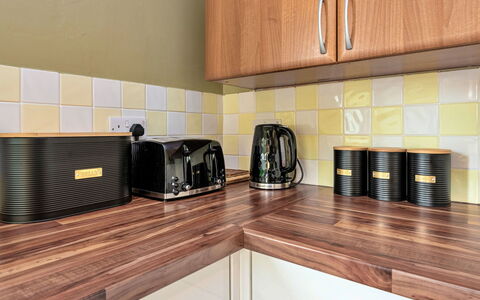 Nant Y Mynydd: Küchengerät, Holz, Küche, Countertop, Kleingeräte, Interior Design, Flooring, Haushaltsgerät, Cabinetry