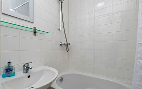 Nant Y Mynydd: Badezimmer, Bad Sink, Armatur, Sinken, Flooring, Zapfhahn, Interior Design, Fussboden, Installation, Dusche