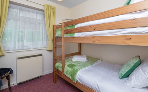 Nant Y Mynydd: Bett, Schlafzimmer, Interior Design, Holz, Flooring, Möbel, Bettdecke, Bedding, Fussboden, Bettrahmen