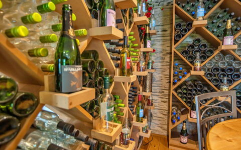 Jabajak Vineyard: Flasche, Weingut, Regal, Regale, Weinflasche, Wein, Glasflasche