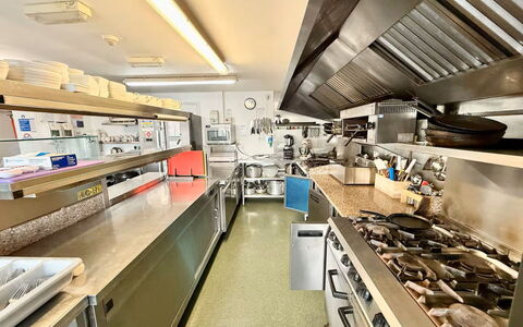Jabajak Vineyard: Countertop, Küche, Küchengerät, Interior Design, Beleuchtung, Decke, Major Appliance, Möbel, Haushaltsgerät, Cabinetry