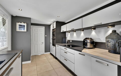 Seamill Beach House: Küche, Countertop, Cabinetry, Küchengerät, Interior Design, Major Appliance, Flooring, Light Fixture, Decke, Haushaltsgerät