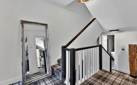 Seamill Beach House: Interior Design, Zuhause, Decke, Wohnung, Geländer, Light Fixture, Hartholz, Daylighting, Treppe, Wohnzimmer