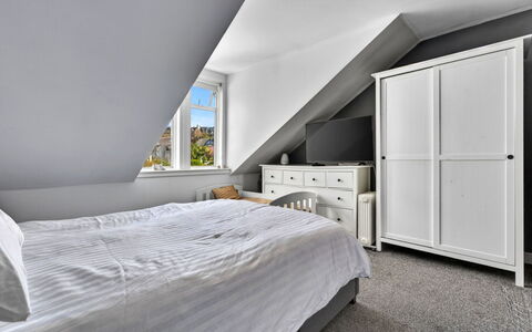 Seamill Beach House: Schlafzimmer, Bett, Fussboden, Flooring, Decke, Bedding, Bettdecke, Interior Design, Zuhause, Bettrahmen