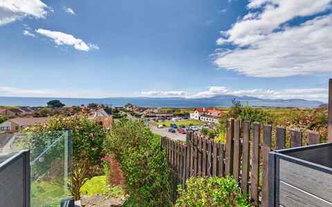 Seamill Beach House: Himmel, Blau, Wolke, Wohngebiet, Vorort, Ozean, Kumulus, Küste, Landscaping, Meteorologisches Phänomen