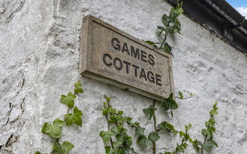 Garden Cottage at Ormidale House: Geschirr, Servierware, Tasse, Kaffeetasse, Drinkware, Teekanne, Essen, Dishware, Teetasse, Porzellan
