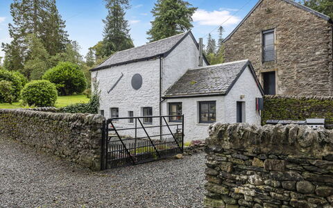 Garden Cottage at Ormidale House: Geschirr, Servierware, Tasse, Kaffeetasse, Drinkware, Teekanne, Essen, Dishware, Teetasse, Porzellan