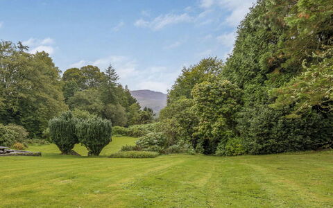Garden Cottage at Ormidale House: Baum, Gras, Natur, Grün, Natürlichen Umgebung, Blatt, Natürliche Landschaft, Vegetation, Ast, Wiese