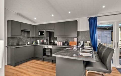 Silverwood Deluxe Chalet: Geschirr, Servierware, Tasse, Kaffeetasse, Drinkware, Teekanne, Essen, Dishware, Teetasse, Porzellan