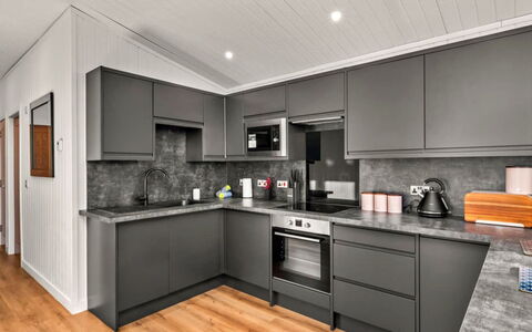 Silverwood Deluxe Chalet: Geschirr, Servierware, Tasse, Kaffeetasse, Drinkware, Teekanne, Essen, Dishware, Teetasse, Porzellan