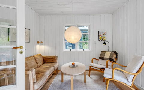 Andrina - 490M from the Sea: Holz, Flooring, Interior Design, Fussboden, Decke, Zuhause, Wohnzimmer, Light Fixture, Holzboden, Holzbeize