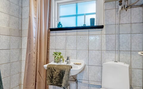 Andrina - 490M from the Sea: Armatur, Badezimmer, Interior Design, Fussboden, Flooring, Installation, Sinken, Zimmer, Toilette, Zapfhahn