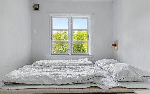 Andrina - 490M from the Sea: Schlafzimmer, Bett, Bedding, Bettdecke, Interior Design, Holz, Möbel, Fussboden, Decke, Flooring