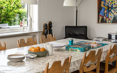 Soleil - 1.5Km from the Sea: Möbel, Interior Design, Flooring, Tabelle, Holz, Küche & Esszimmer Tisch, Stuhl, Fussboden, Esszimmer, Beleuchtung