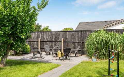 Soleil - 1.5Km from the Sea: Garten, Strauch, Grundstueck, Schatten, Rasen, Hinterhof, Landscaping, Garten, Zaun, Home Fechten