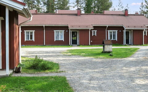 Koli Country Club B 6: Wohngebiet, Grundstueck, Menschliche Siedlung, Hütte, Garten, Rasen, Auffahrt, Estate, Pole, Schatten