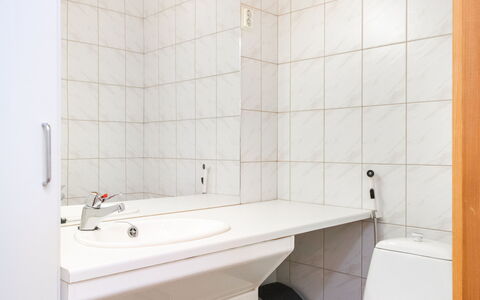 Koli Country Club B 6: Armatur, Bad Sink, Wand, Flooring, Badezimmer, Sinken, Fussboden, Interior Design, Zapfhahn, Installation