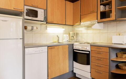 Koli Country Club B 7: Küchengerät, Küche, Major Appliance, Holz, Flooring, Countertop, Interior Design, Cabinetry, Fussboden, Möbel