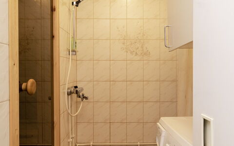 Koli Country Club B 7: Badezimmer, Armatur, Wand, Flooring, Fussboden, Interior Design, Duschkopf, Zapfhahn, Dusche, Installation
