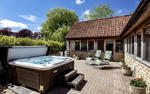 The Cottages Collection at Rusty Lane Farm: Schwimmbad, Badewanne, Resort, Gartenmöbel, Eco Hotel, Schatten, Garten, Jacuzzi, Hof