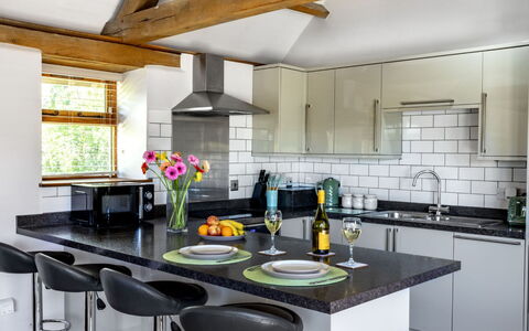 The Cottages Collection at Rusty Lane Farm: Möbel, Küche, Interior Design, Countertop, Flooring, Küchengerät, Cabinetry, Light Fixture, Major Appliance, Holz